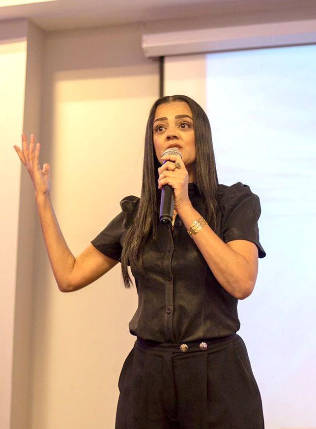 Cinara Sant'anna palestrando sobre saúde mental corporativa
