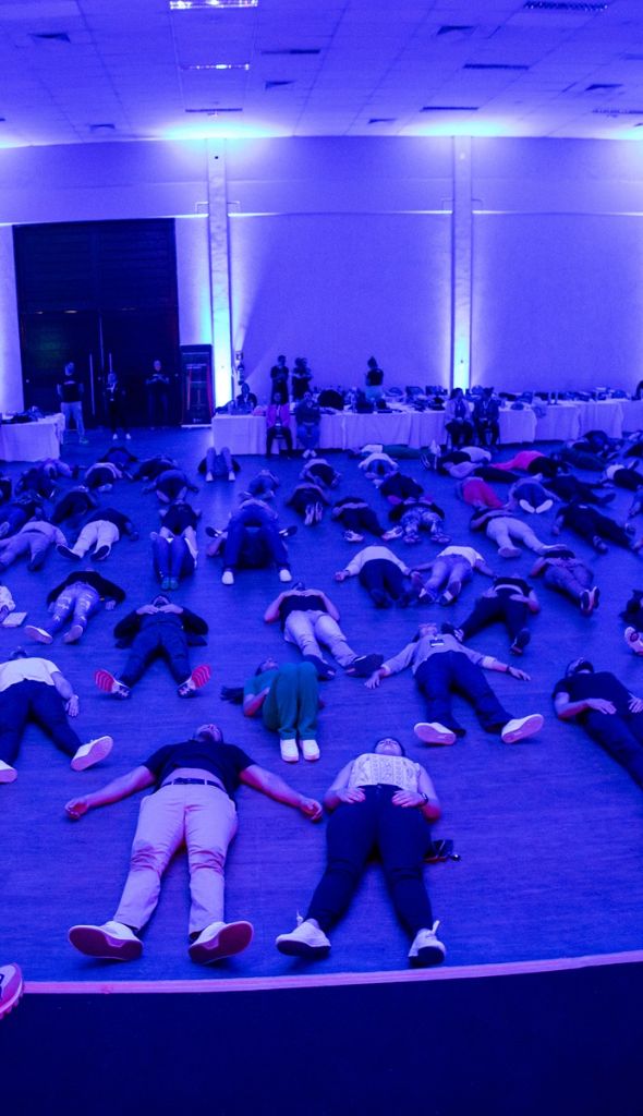 Grupo em dinâmica coletiva com iluminação azul