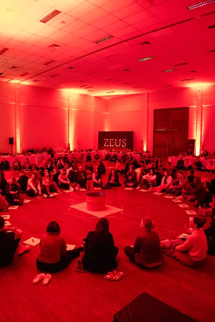 Participantes em roda de atividade vivencial
